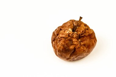 Beyaz arka planda büyük DOF ile eski çürük elma