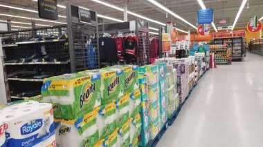 Gatineau, Quebec, Kanada - 12 Ocak 2021: Büyük bir süpermarkette gereksiz alışverişleri kapatan bant. Ulusal bir 'yangın alarmı', temel olmayan eşyaların satışına yasak getirdi.