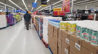 Gatineau, Quebec, Kanada - 12 Ocak 2021: Büyük bir süpermarkette gereksiz alışverişleri kapatan bant. Ulusal bir 'yangın alarmı', temel olmayan eşyaların satışına yasak getirdi.