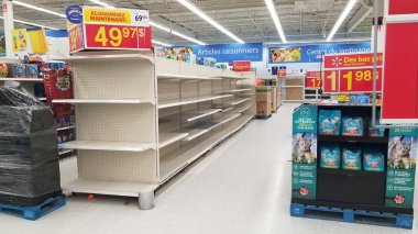 Gatineau, Quebec, Kanada - 12 Ocak 2021: Büyük bir süpermarkette gereksiz alışverişleri kapatan bant. Ulusal bir 'yangın alarmı', temel olmayan eşyaların satışına yasak getirdi.