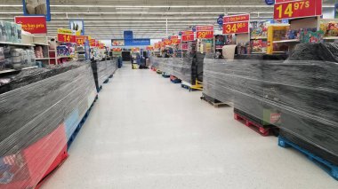 Gatineau, Quebec, Kanada - 12 Ocak 2021: Büyük bir süpermarkette gereksiz alışverişleri kapatan bant. Ulusal bir 'yangın alarmı', temel olmayan eşyaların satışına yasak getirdi.