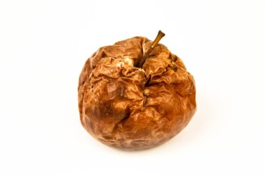 Beyaz arka planda büyük DOF ile eski çürük elma