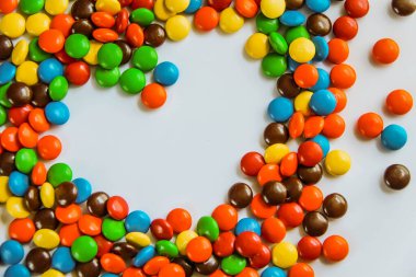 kalp beyaz arka planda şekerden yapılmış. Jelibonların kalbi. Sevgililer günü için tatlı bir hediye.