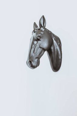 Beyaz duvarda asılı grafiksel siyah at. Modern tasarım için orijinal dekorasyon.