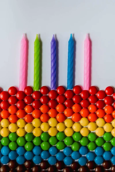 Arcobaleno Multicolore Caramelle Dolci Draghe Forma Torta Con Candele Sfondo — Foto Stock