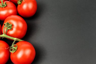 Su damlalı beyaz tabakta kırmızı domatesler