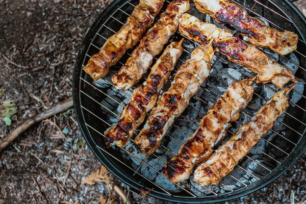 夏のグリル料理 ソーセージ ケバブ肉の上にバーベキューグリル煙と熱い炭 — ストック写真