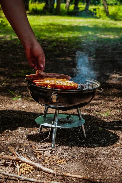 Grigliate Estive Cibo Salsiccia Verdure Carne Kebab Alla Griglia Fumo — Foto Stock