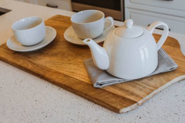 Tahta bir masada çay seti