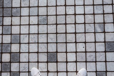 Yıpranmış Duvar Arkaplanı. İnce seramik kare karolarla kaplı eski kirli duvar. Beyaz gri açık mavi renk. Eski tarz. Kil seramik fayanslar. Dışarıdaki eski ev. Binanın yıpranmış ve tozlu yüzeyi