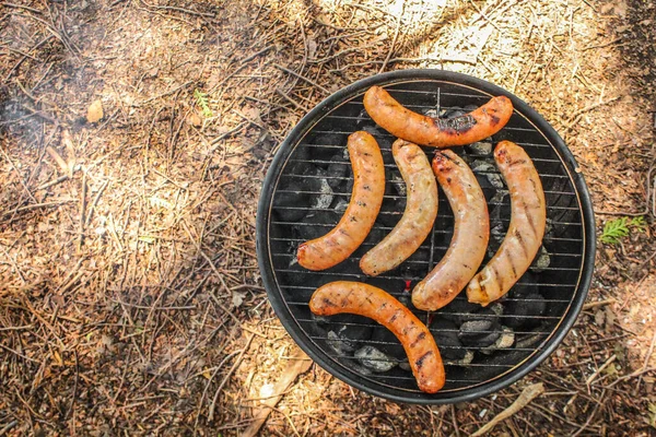 Hot Bbq Grill Ribs Bratwurst Sausages Close Top View Green — Stock Photo, Image