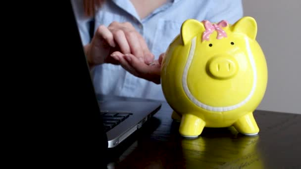 Dama Ropa Negocios Poner Moneda Piggybank Ahorros Para Futuro Depósito — Vídeo de stock