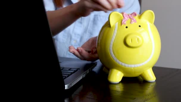 Lady Business Wear Putting Coin Piggybank Poupança Para Futuro Depósito — Vídeo de Stock