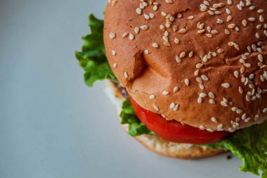 Beyaz arkaplanlı ev yapımı çizburger. Yakın plan hamburger..