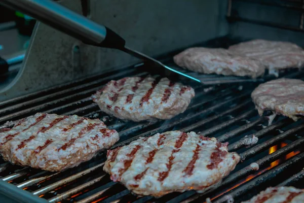 ハンバーガー用のスモーキーなハンバーガー肉グリル バーベキュー焼きバーガーパテ — ストック写真