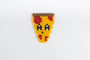 Perler boncuklu pizza dilimi. Beyaz izole arkaplan.