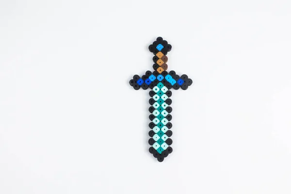 Perler boncuk kılıcı. Beyaz izole arkaplan.