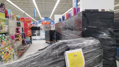 Gatineau, Quebec, Kanada - 12 Ocak 2021: Büyük bir süpermarkette gereksiz alışverişleri kapatan bant. Ulusal bir 'yangın alarmı', temel olmayan eşyaların satışına yasak getirdi.