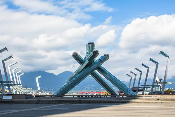 Vancouver, BC Canada 2 Eylül 2020: Jack Poole Plaza, Vancouver, Coal Harbour 'da Olimpiyat Kazanı meşalesi. Arka planda Grouse Dağı.