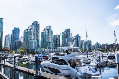 British Columbia, Kanada 2 Eylül 2020: False Creek limanında bulunan gemilerle Vancouver 'ın güzel gökyüzü manzarası,