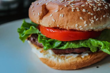 Beyaz arkaplanlı ev yapımı çizburger. Yakın plan hamburger..