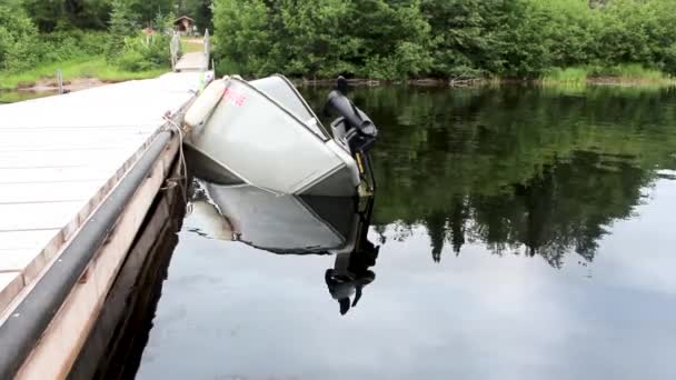 A sunken boat - ship going down half way to the water on the lake. Gaz leaking in the lake. Spilled fuel in water polution. — Stok video