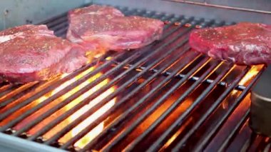 Şef, kafe 'nin kavurucu ateşinin yardımıyla ızgarayı ustalıkla hazırlıyor..