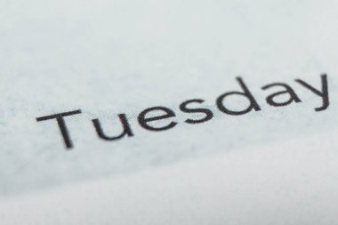 Salı, haftanın günleri. Aylık planlayıcının siyah ve beyaz makro görüntüsü - Görüntü