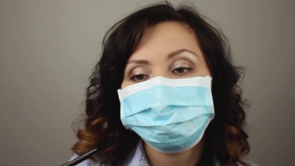 Curly Κορίτσι Ιατρική Προστατευτική Μάσκα Κάνει Μακιγιάζ Ματιών Εφαρμόζει Μάσκαρα — Αρχείο Βίντεο