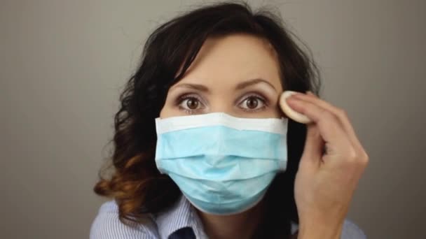 Chica Rizada Máscara Protectora Médica Hace Maquillaje Aplicar Polvo Ajuste — Vídeo de stock
