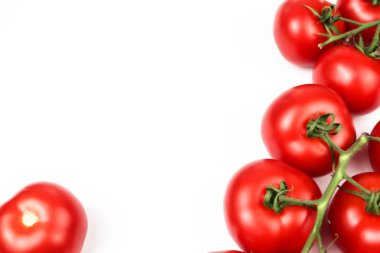 Beyaz arkaplanda kırmızı domatesler