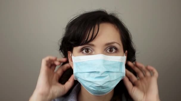 Frau Mit Schutzmaske Wegen Des Coronavirus Und Mit Nebelbrille Covid — Stockvideo