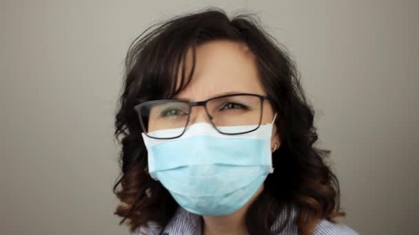 マスクで女を閉じます 眼鏡をかけて蒸し上げる 眼鏡をかける問題 コヴィット19歳 健康管理と医療の概念コロナウイルス検疫は終わりました 安全衛生の概念 — ストック動画