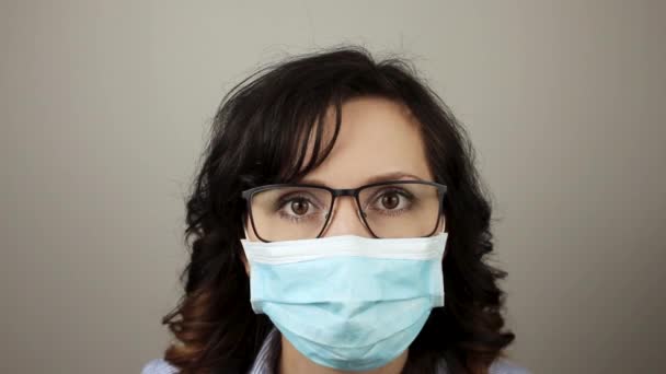 Primer Plano Mujer Con Máscara Niebla Humeante Sus Gafas Problemas — Vídeos de Stock