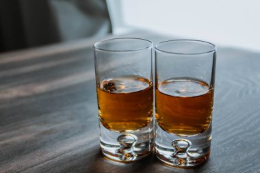 Ahşap arka planda viski bardakları.