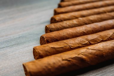 Ahşap arka planda purolar