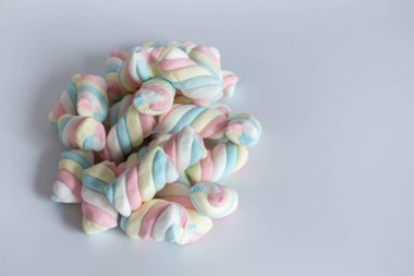 Beyazın üstüne renkli krema.