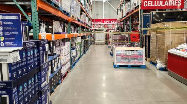 Büyük bir süpermarkette gereksiz alışveriş malzemelerini bant kapatılıyor. Ulusal tecrit, temel olmayan eşyaların satışının yasaklanmasına yol açtı.