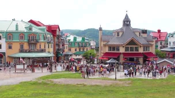 Mont Tremblant, Kanada - 30 lipca 2020: Widok turystów na Mont-Tremblant, popularny ośrodek turystyczny i narciarski w Quebecu, Kanada. — Wideo stockowe