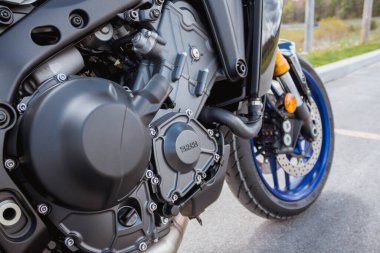 Yeni Yamaha Tracer 9 GT motosikletini kapatın.