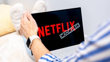 Ottawa ON, Kanada - 06 Ekim 2025: Açık tenli kadın Netflix aboneliğinin iptal edildiğini gösteren dizüstü bilgisayara bakarken şaşırdı