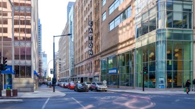 Montreal QC, Kanada - 22 Ekim 2022: Montreal 'deki Eaton Centre modern tasarım, işlek sokaklar ve yayalar, kentsel alışveriş kültürünün özünü yansıtıyor