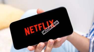 Ottawa ON, Kanada - 06 Ekim 2025: Smartphone modeli Netflix logosunun bireysel olarak iptal edildiğini, yayın hizmetleri ve dijital eğlence ile ilgili sorunların taşındığını gösteriyor