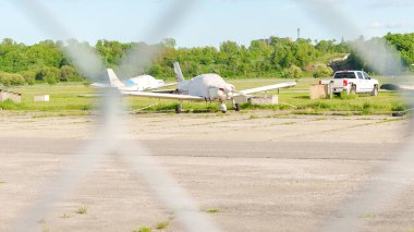 Ottawa ON, Kanada - 28 Mayıs 2022: Yeşillik ile çevrili, kışın hava sahasında depolanan uçaklar, uçak bakımı ve korunmasını vurguladı