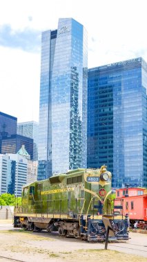 Toronto ON, Kanada - 4 Temmuz 2022: Vintage Canadian National Railway lokomotifi modern gökdelenlerin önüne park edilmiştir.