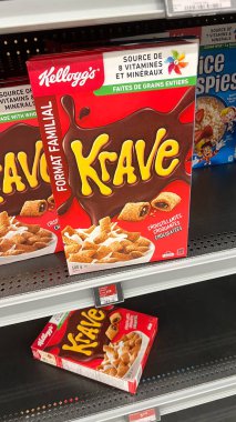 Ottawa On, Kanada - 3 Eylül 2025: Kellog 'un Krave mısır gevreği kutusu çikolata dolu aperatifler ve renkli tasarım içeren raflara yerleştirildi