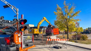 Gatineau QC, Kanada - 15 Eylül 2025: Sarı kazı alanı etkin bir şekilde trafik işaretleri ve uyarı işaretleriyle kazıyor