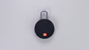 Ottawa ON, Kanada - 21 Aralık 2022: JBL Clip su geçirmez hoparlör kullanıcı dostu kontrollü, açık hava müzik deneyimleri için mükemmel kompakt bir tasarım sunar