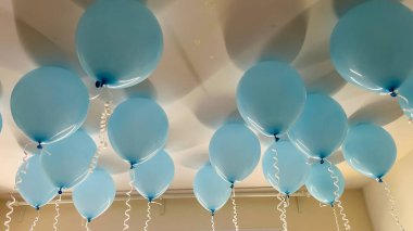 Mavi balonlar tavandan sarkıyor, mekâna neşeli bir ortam katıyor, partiler ve özel durumlar için mükemmel, mutluluk ve eğlenceyi çağrıştırıyor.