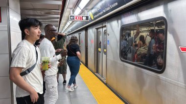 Toronto, Kanada - 29 Haziran 2025: Stray Kids taraftarları heyecan ve enerji dolu Rogers Stadyumu 'ndaki konserden önce Toronto metro istasyonunda sabırsızlıkla bekliyorlar